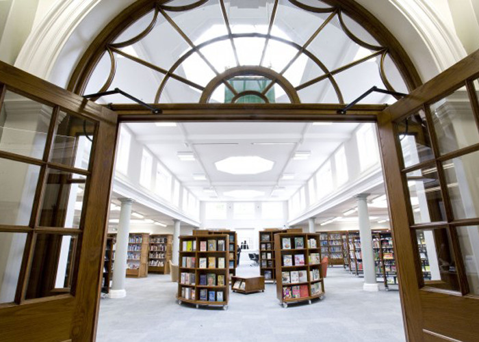 Phan-mem-giam-sat-video-so-voi-phan-mem-may-dem-nguoi-trong-thu-vien